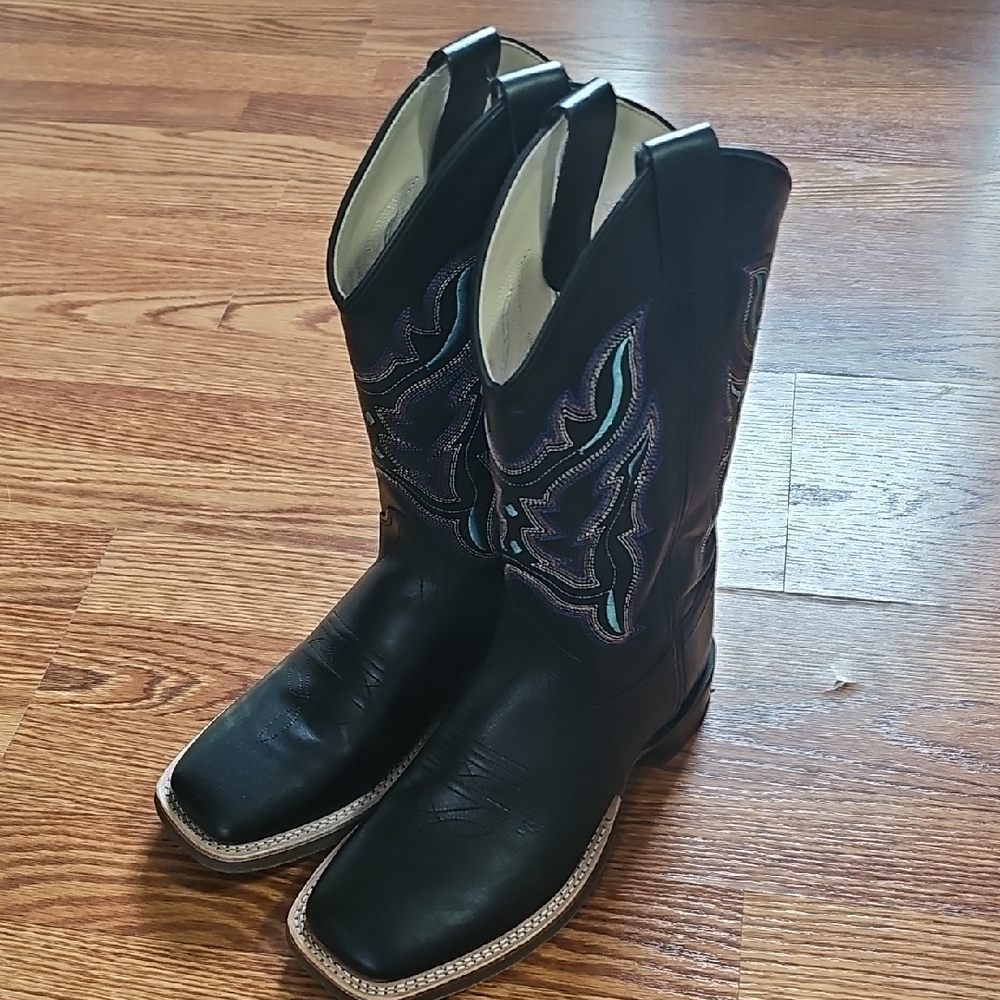 Black Cowboy Boots with Embroidered Design